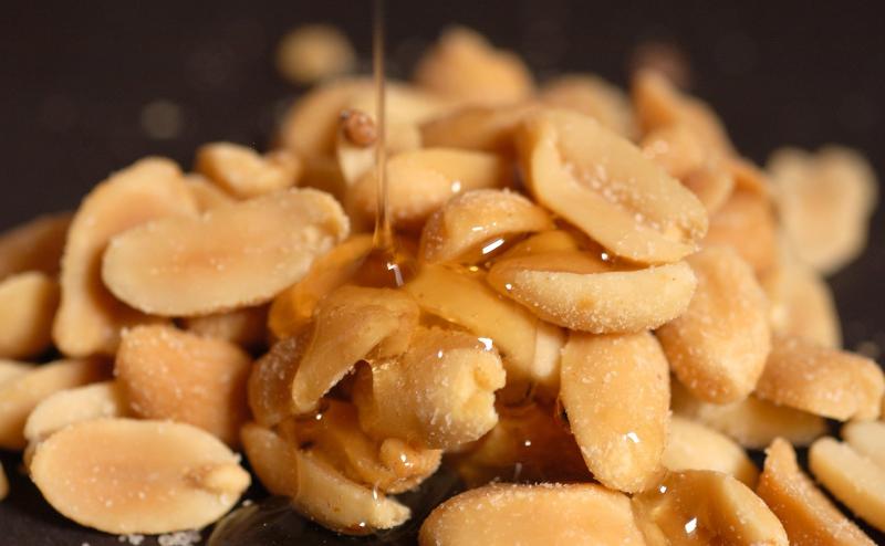 Арахис с медом. Арахис в меду. Мед с орехами. Жареный арахис с медом. Арахис медово соленый.